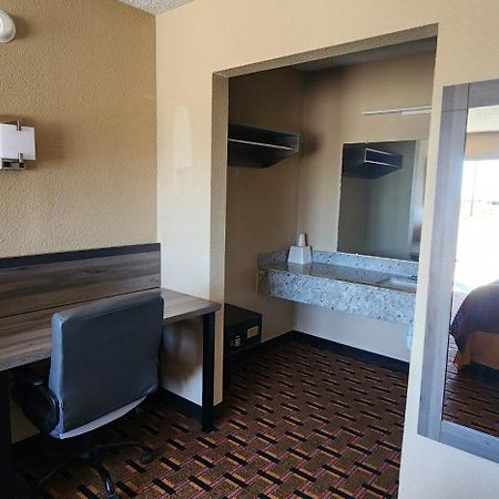 Super 7 Inn Midland Exterior photo
